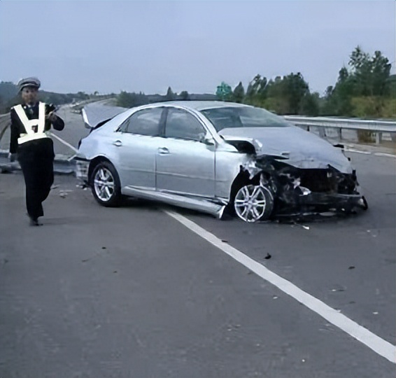 前轮爆胎与后轮爆胎怎么处理,汽车前轮爆胎如何处理最好