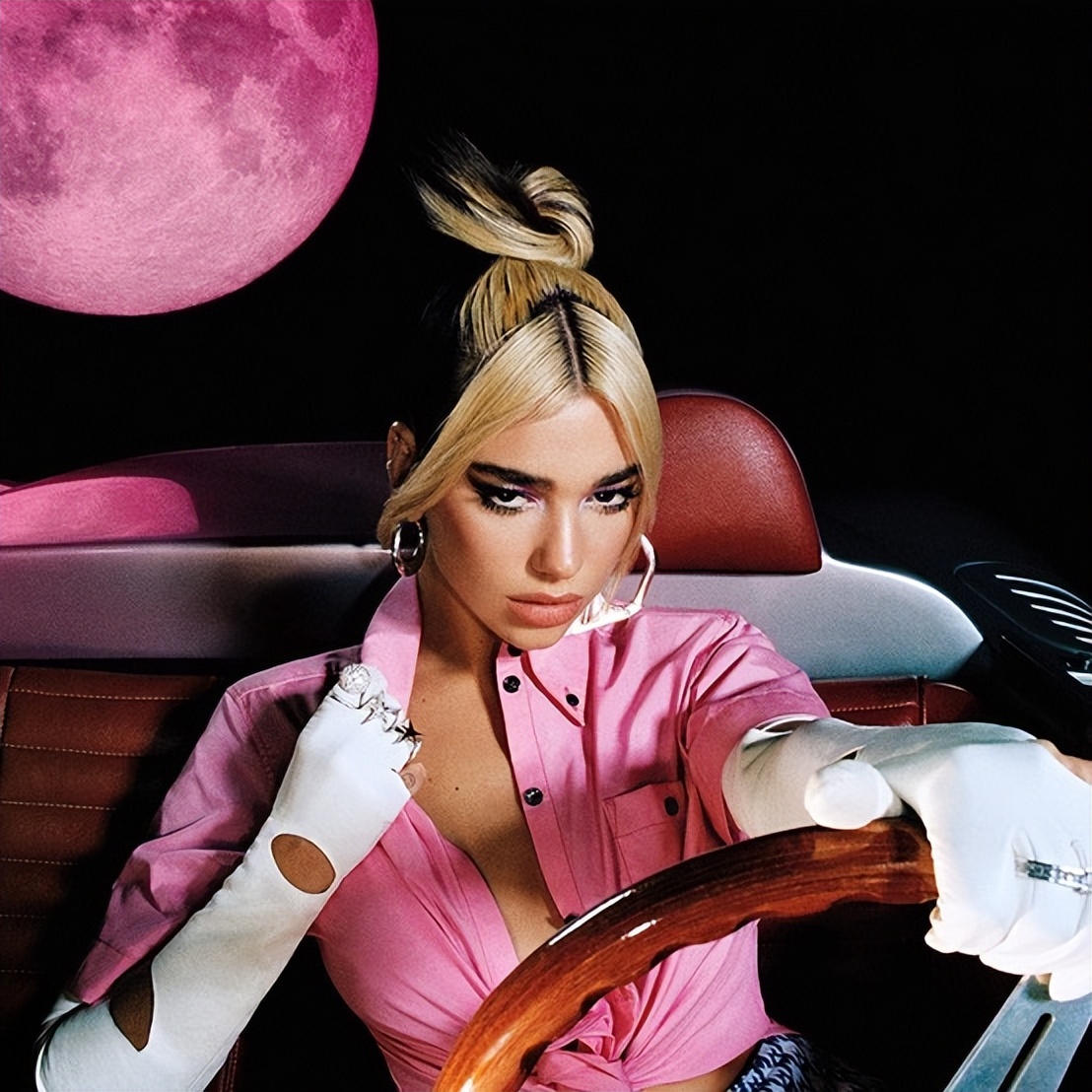 安妮海瑟薇红发造型亮相,安妮海瑟薇芭比粉色晚礼服