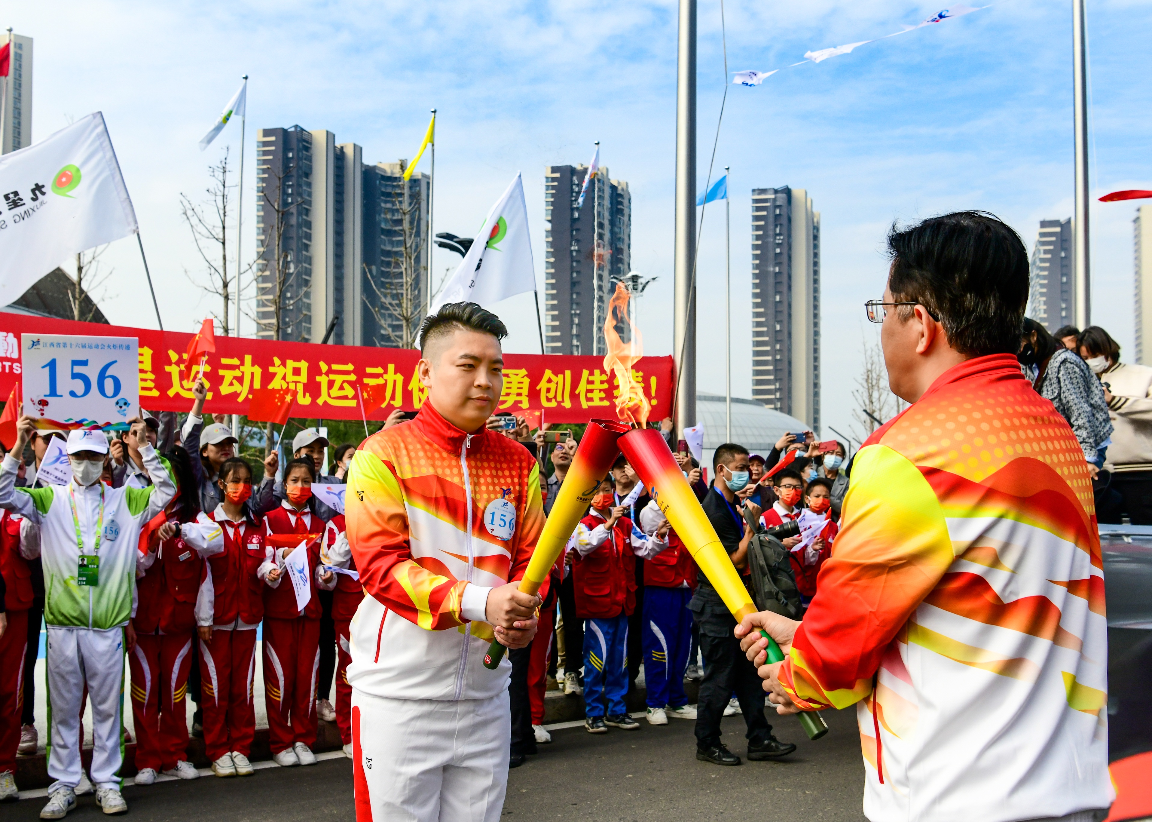 传递梦想和希望——九星体育董事长李睿参与省运会火炬传递