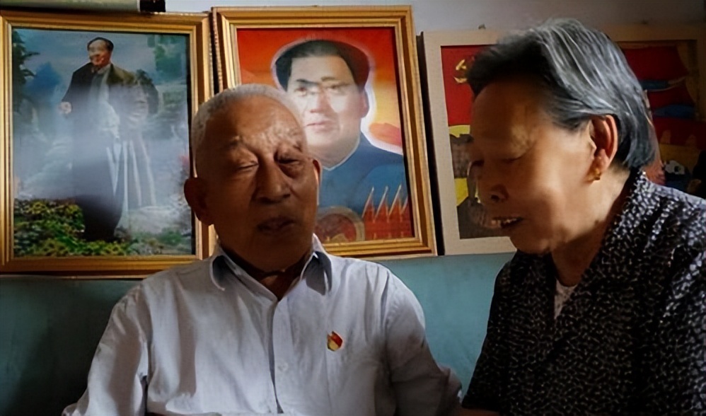 山东97岁老人手握双枪,山东97岁老人手持双枪