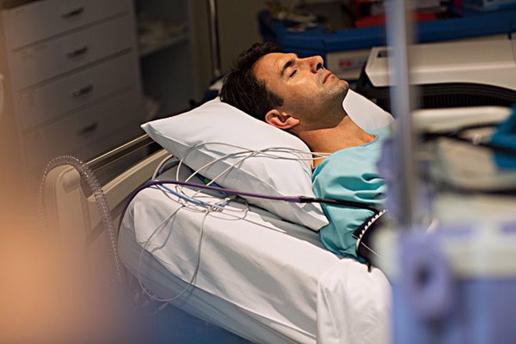 腰痛是癌症前期的预兆胃癌晚期,有一种腰痛可能是癌症的信号