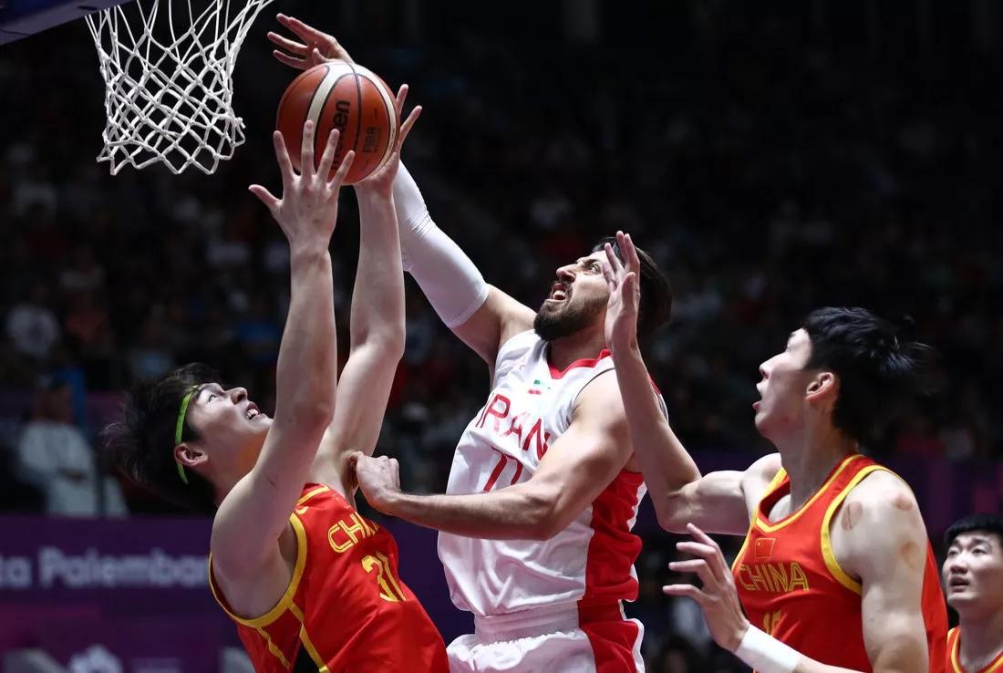 cctv5现场直播中国男篮对伊朗男篮,王哲林对哈达迪视频