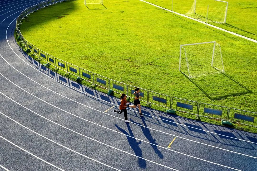【炫耀蓝体育】塑胶跑道厂家论暴走鞋和塑胶跑道的关系