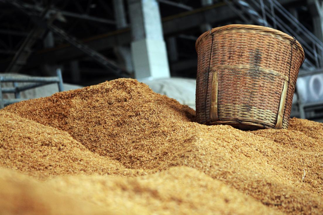 两男子当场喝茅台,两男子飞机上喝茅台