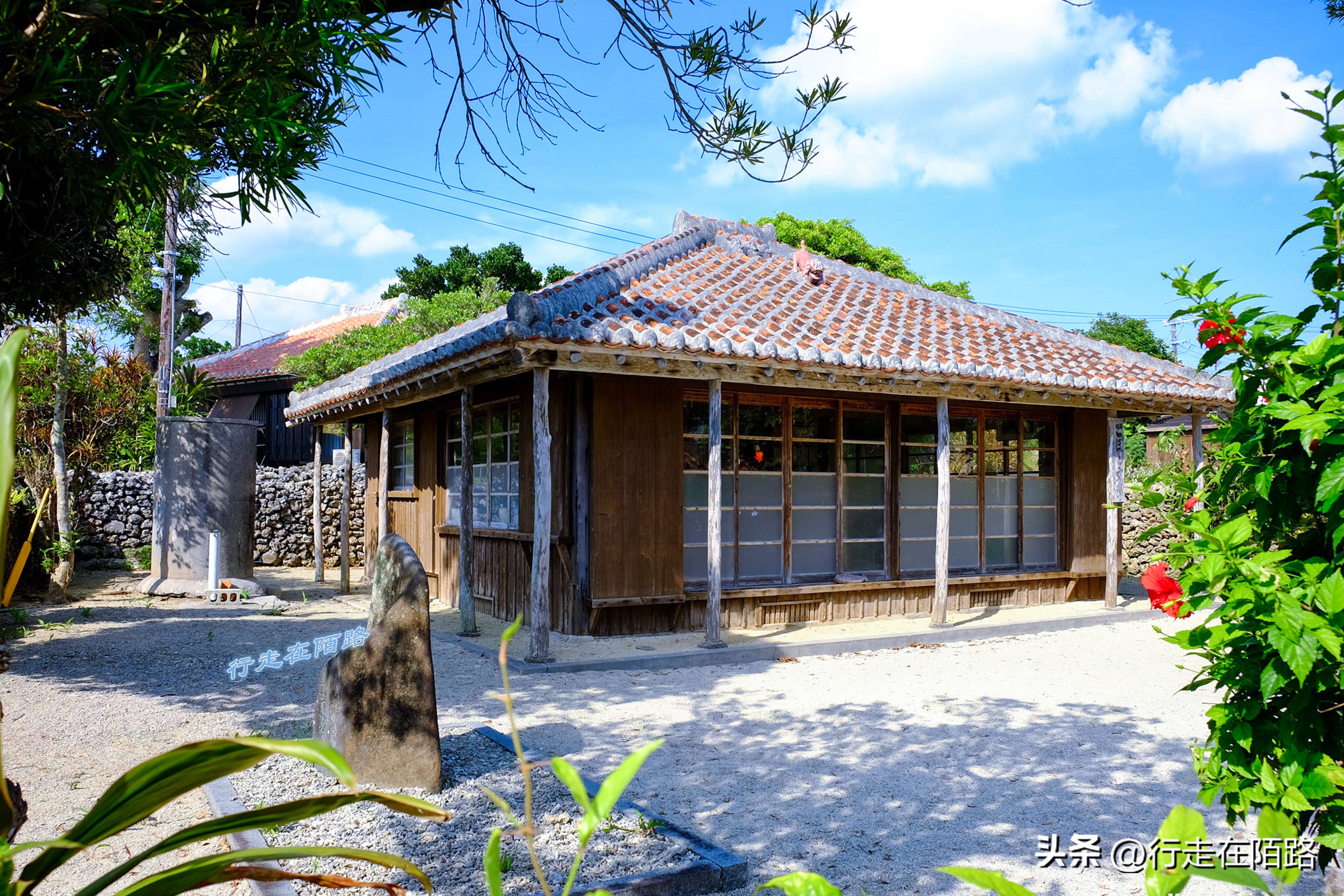 琉球竹富岛：红瓦屋顶石狮镇宅，小葱豆腐长命百岁