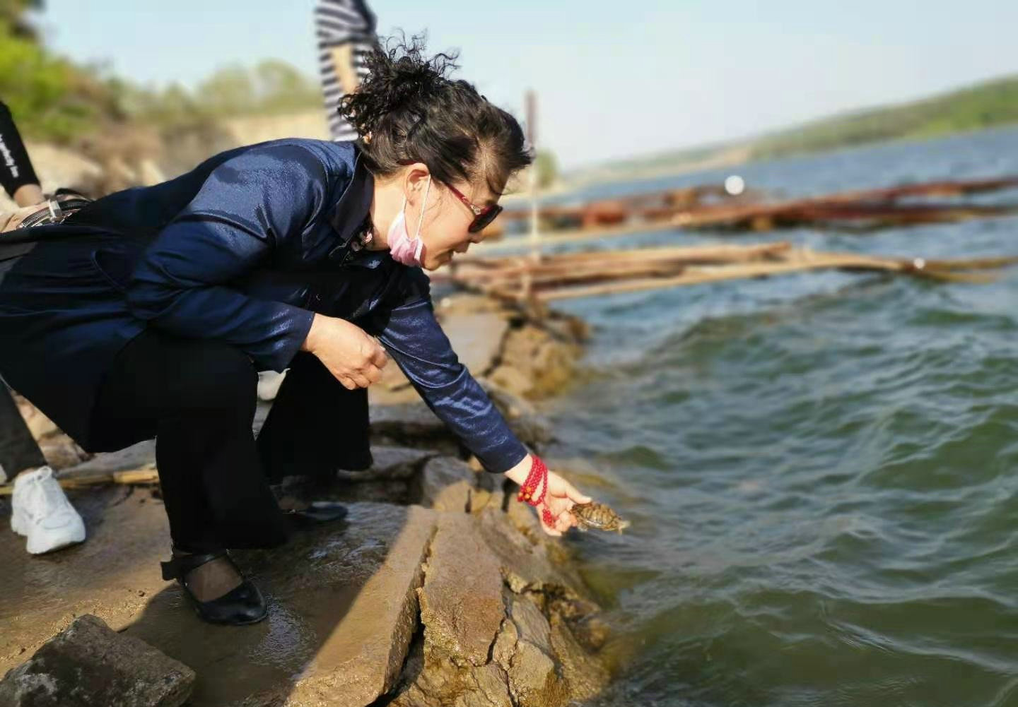 男子在水库钓鱼发现一只石雕乌龟,钓鱼人发现的尸体是章子欣吗