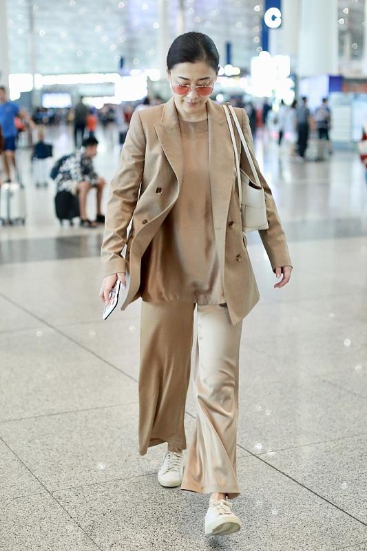 梅婷一家风衣配礼帽时髦又潇洒,梅婷穿的白衬衫和黑色阔腿裤