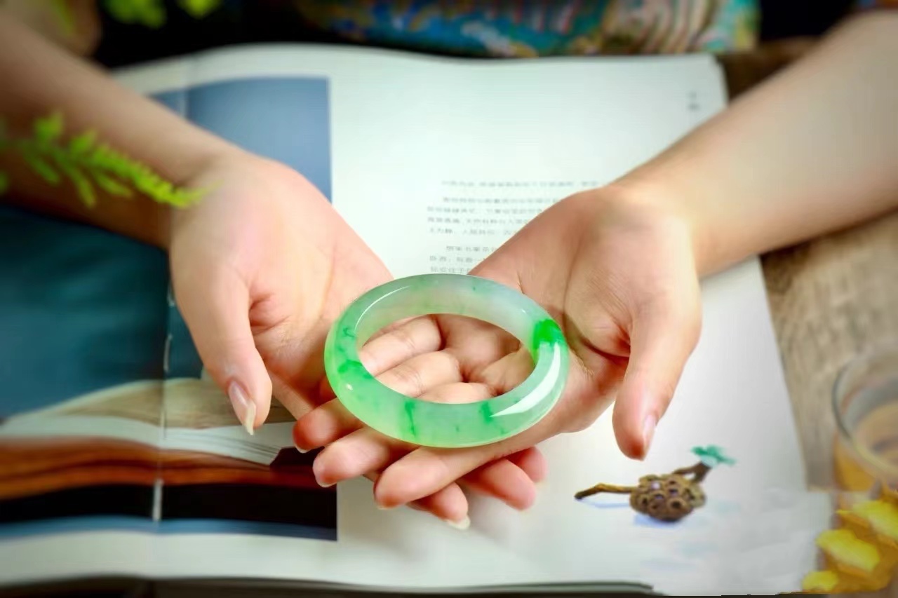 翡翠手镯鉴别真假最简单方法,翡翠手镯真假的鉴别方法