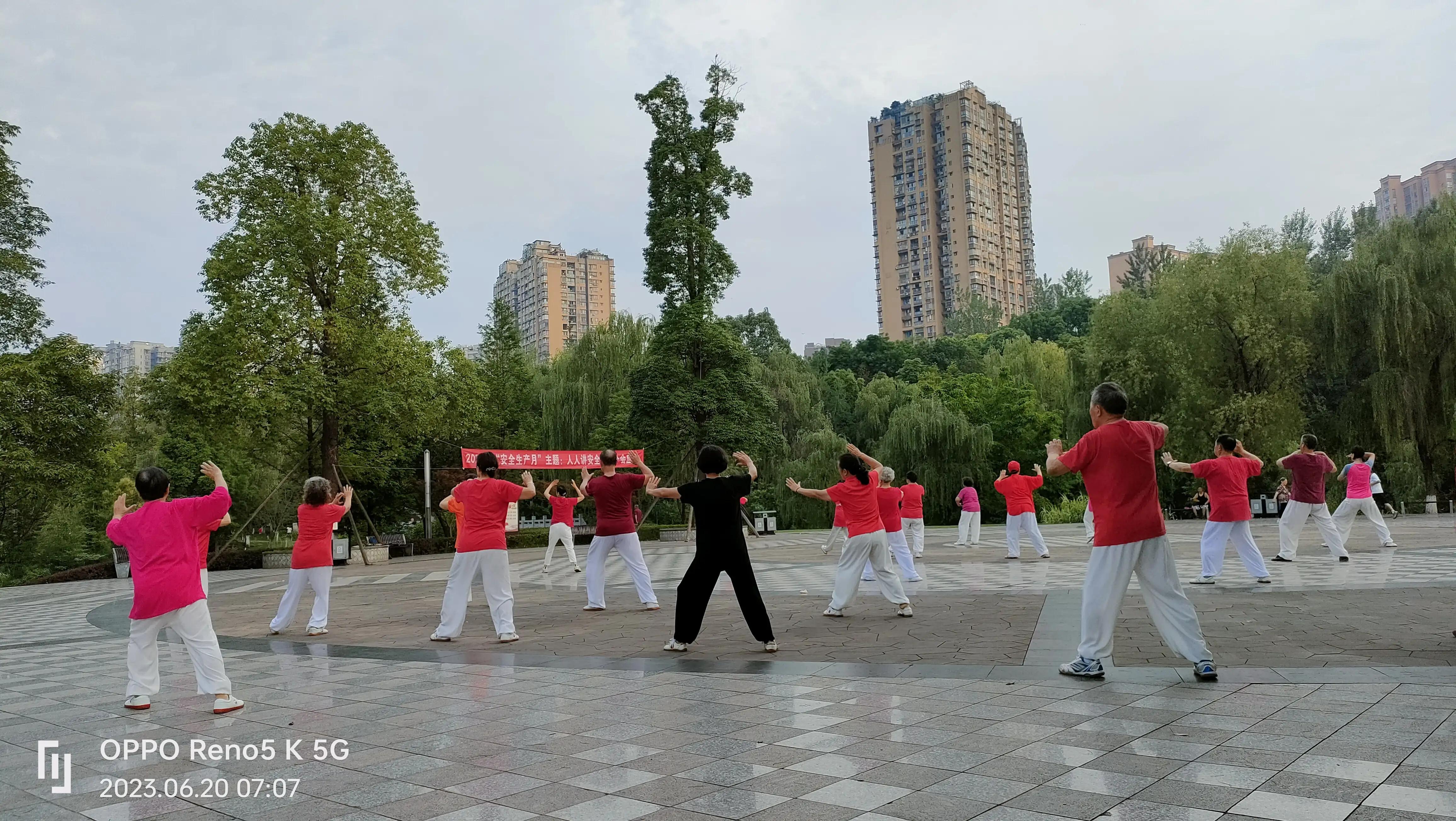 南湖公园湖畔美景,蓝天白云青山绿地天然氧吧