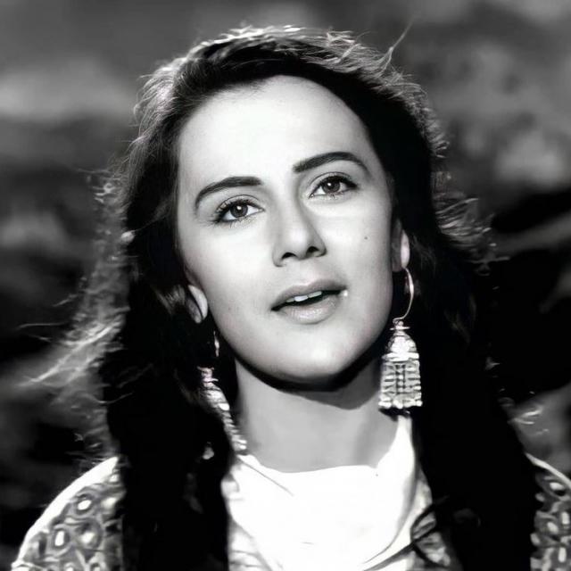 鍗板害閫夌編鐨囧悗鏅噷浜氬崱杈涙牸,鍗板害濂虫紨鍛樻櫘閲屼簹鍥剧墖