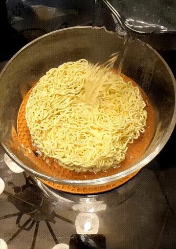 狗子看猫咪很轻松地就上去了，也学着来，结果把猫咪的窝给砸了