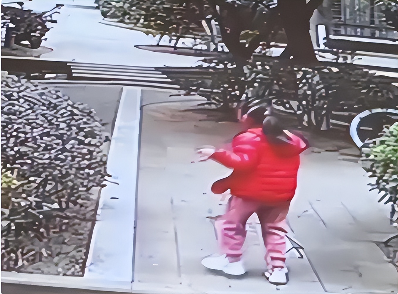 女子谈女儿遭玩伴踢下水,母亲谈女童被同伴踢下水