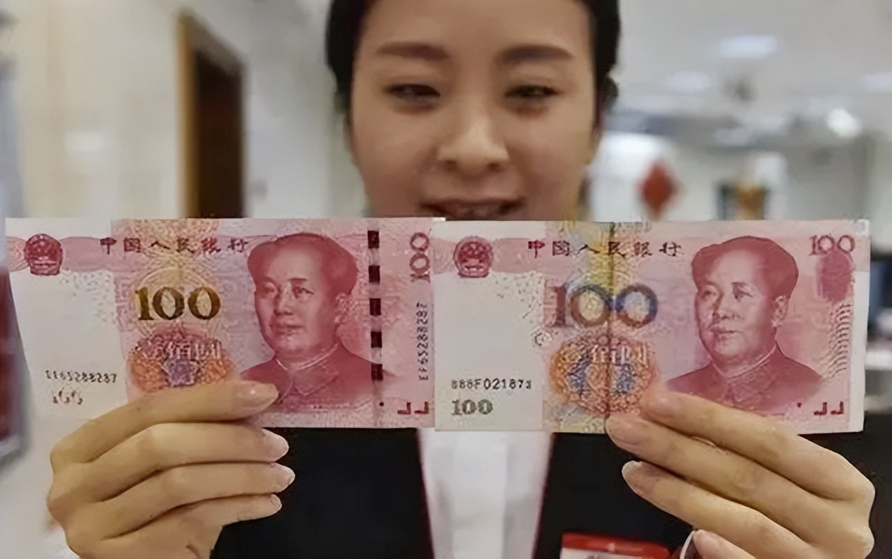 60岁以上老人去银行兑换股票,老人三十块银元到银行兑换