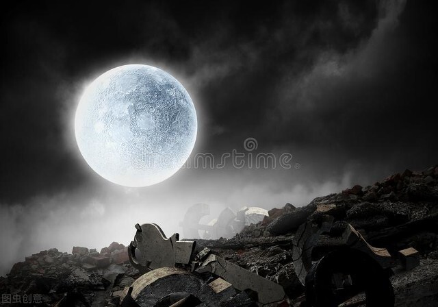 夜晚，女孩捂着脚不敢出声，男子掰开她的手后没有再做丝毫的犹豫