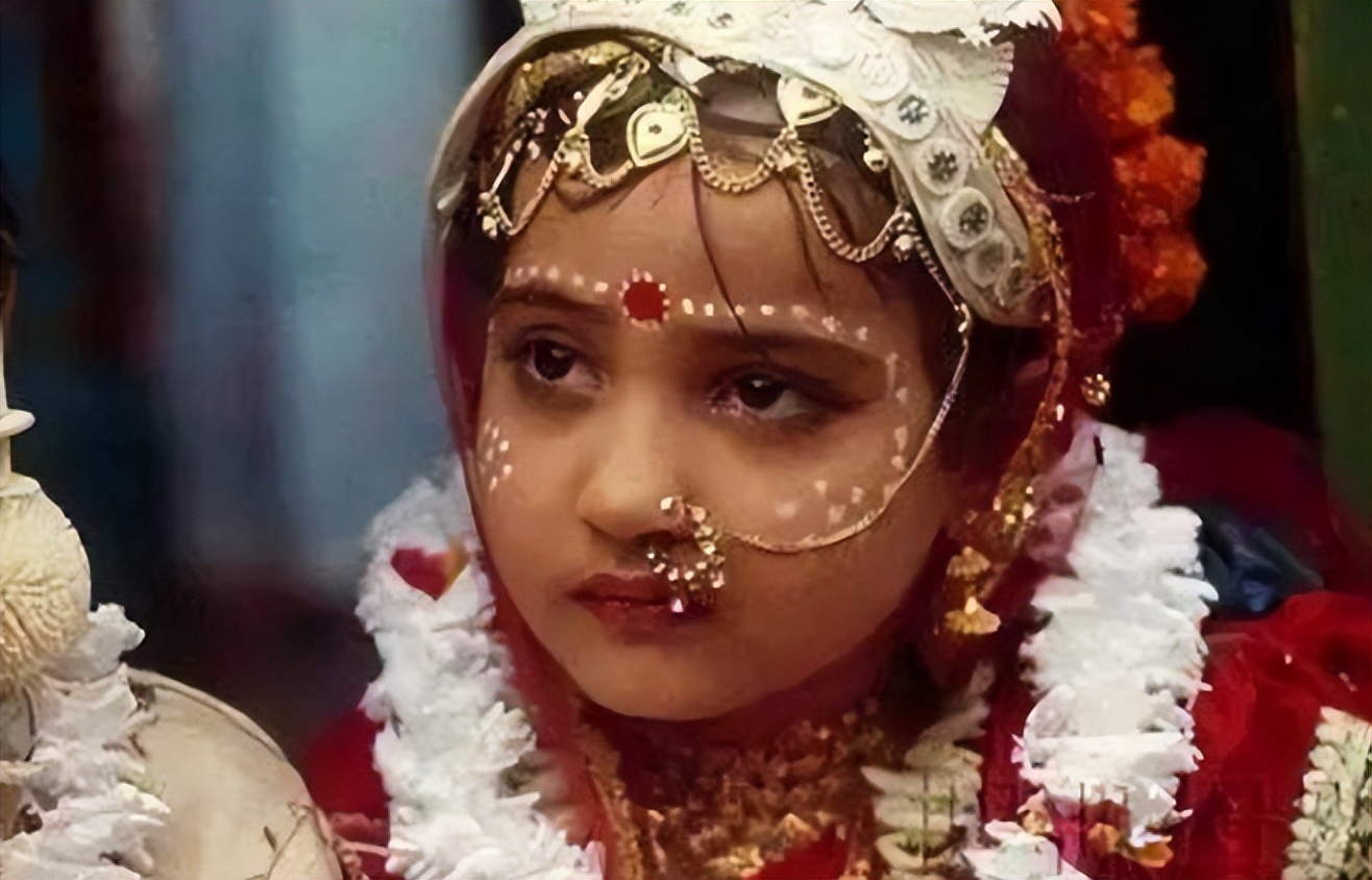 揭秘印度“圣女”真实生活：十几岁就沦为高级僧妓，结局孤独终老