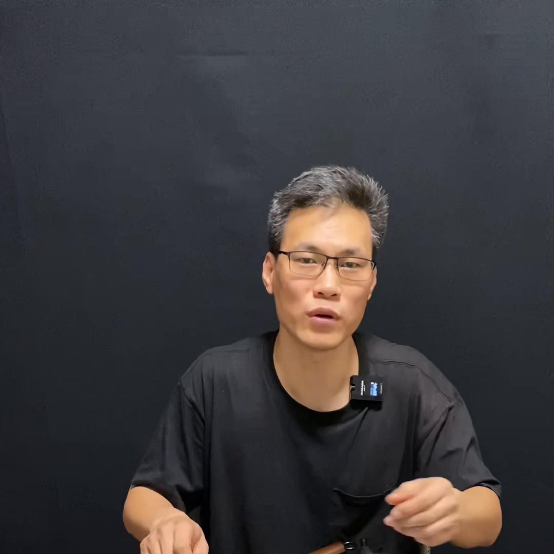 这款锅非常值得入手,旗舰店卖得很贵的,其他三款跟它比根...