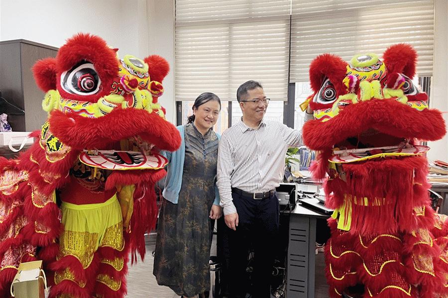 吉狮献瑞闹新春，益民服装城鸿运开工祈丰年