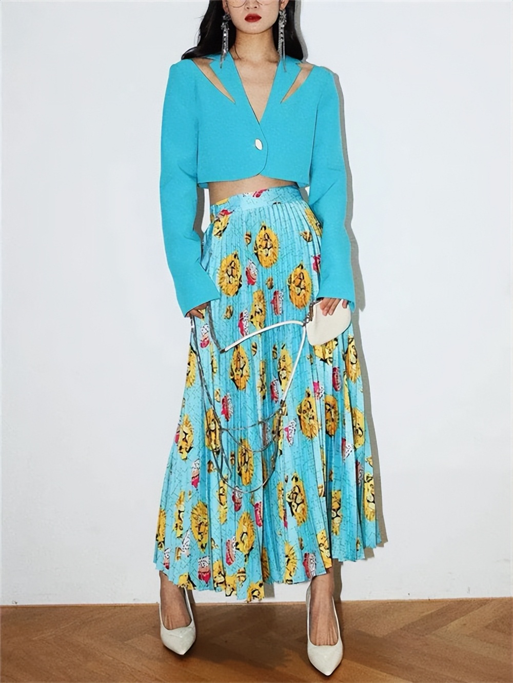 暖肤色穿蓝色好看吗,各种蓝色适合什么肤色的人穿