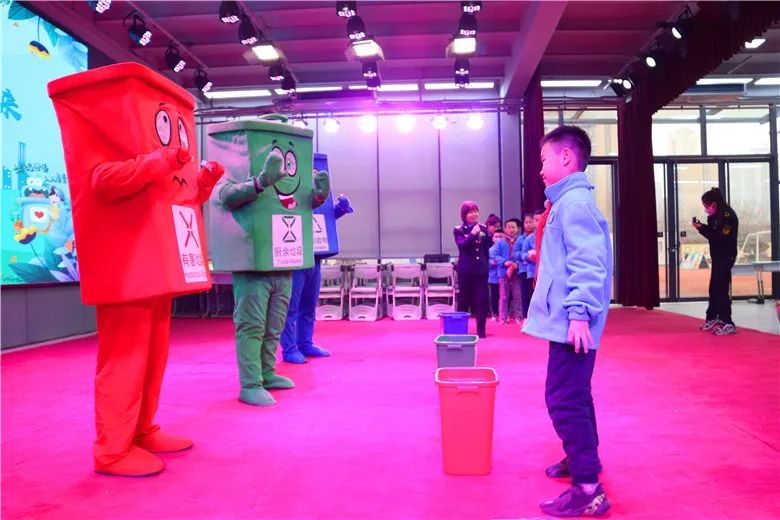 垃圾分类让我们的校园更多彩,垃圾分类童心同行