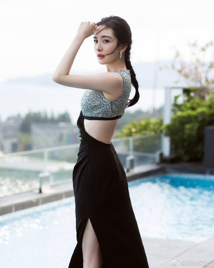 杨幂的时尚之道：黑色挖空露腰裙与鱼尾辫的完美搭配，干练而性感
