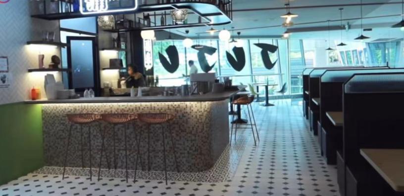 73岁知名港星定居新加坡，三十年前拿到绿卡，斥巨资为爱女开餐厅