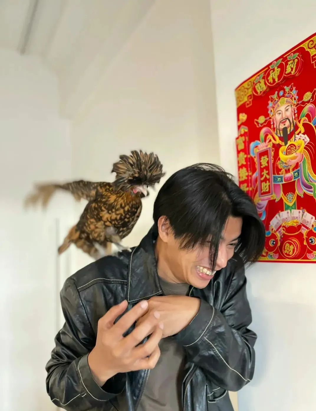 五条人主唱：没读过大学自称知识分子，想在台上穿发光鞋跳广场舞