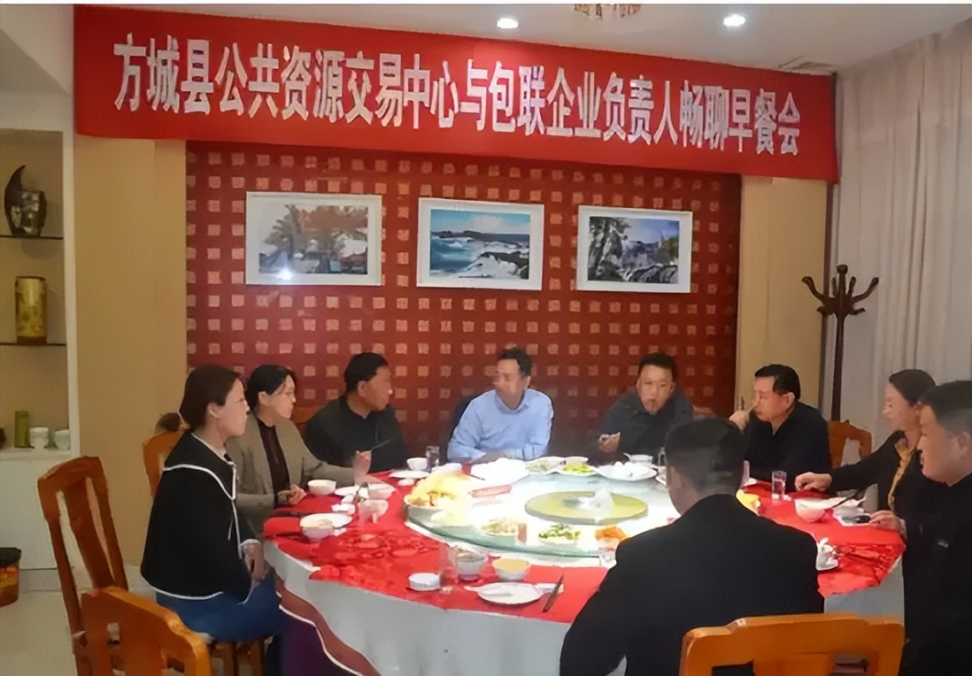 闹大了！县政府拍照拉横幅开早餐会，网友：饭局多，不记录分不清