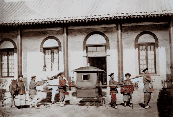 日军罪行照片：攻陷香港后兽性毕露，当场轮番侵犯新婚女明星