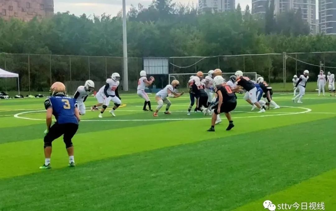 橄榄球训练激发人斗志的视频,青少年橄榄球联赛启动仪式