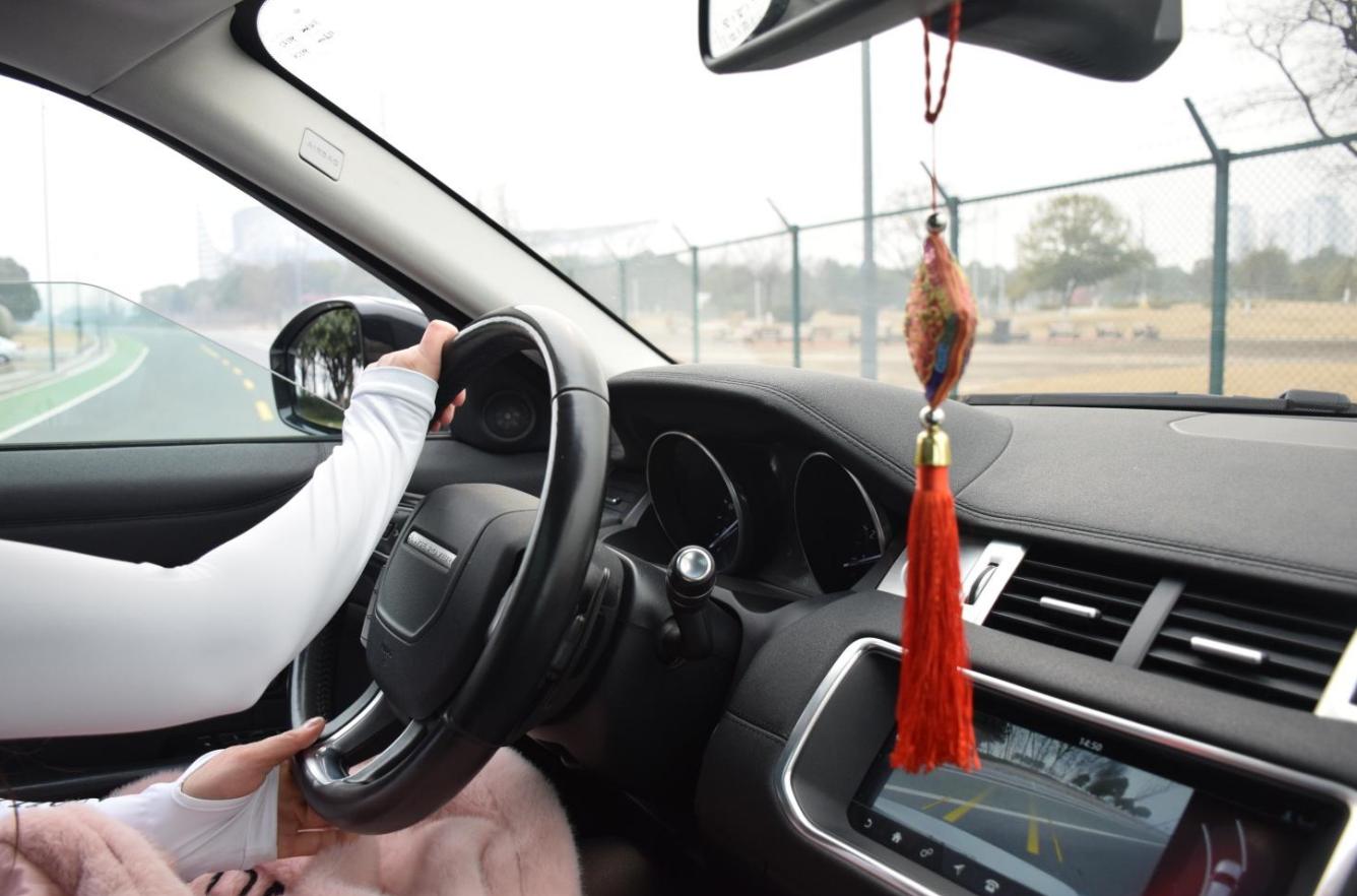 撕掉了所谓女性的身份标签,女司机车贴撕掉