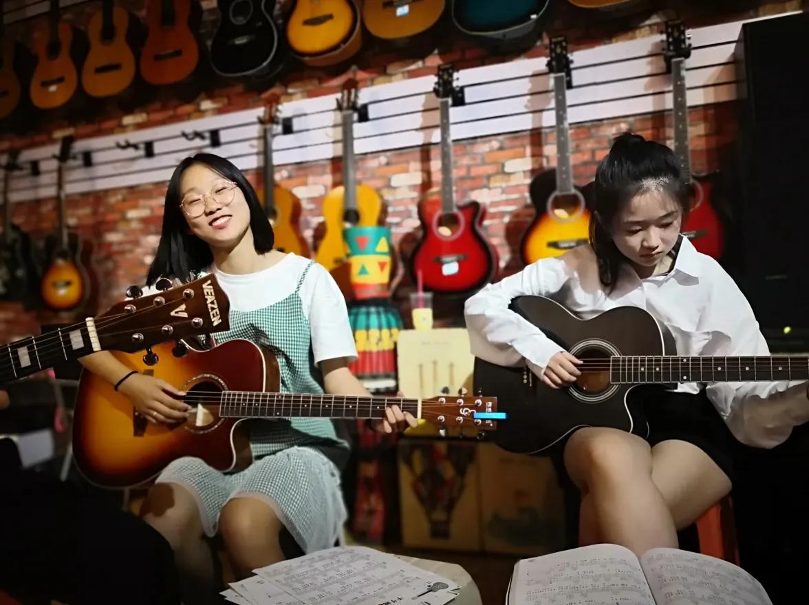 吉他好学吗多久能学会一首曲子,吉他好学吗想买的话有什么推荐吗