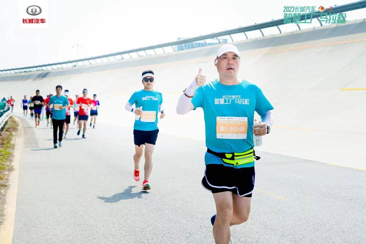 魏建军领跑马拉松完整版,魏建军接地气