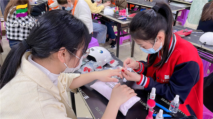 美甲新手入门怎么学贴甲片,美甲半贴甲片的流程步骤详解图