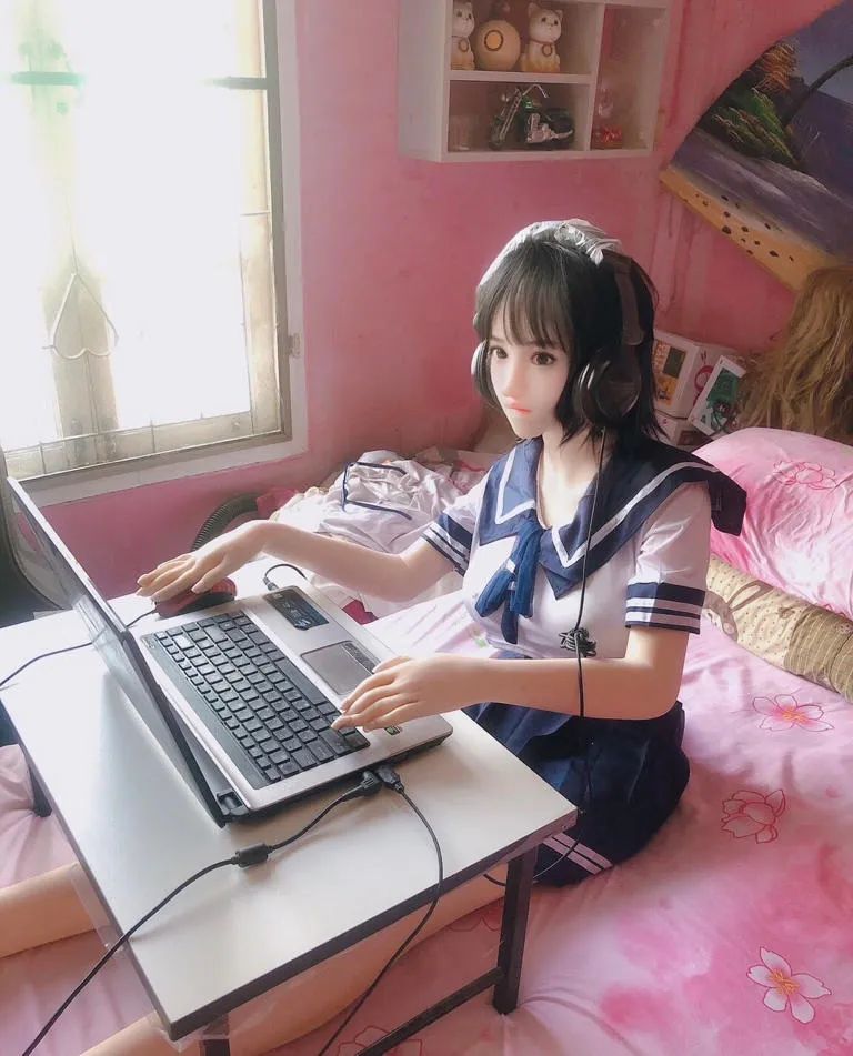 与情趣塑胶娃娃生活4年，泰国男子称可以减少社会问题