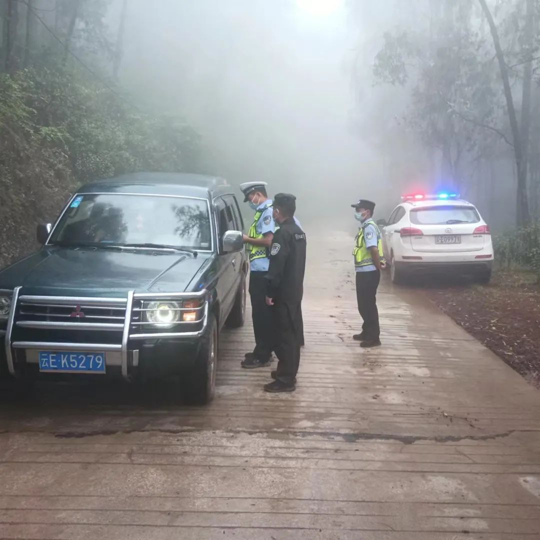 双柏县公安机关警力下沉乡镇派出所开展农村严重交通违法行为专项行动丨百日行动