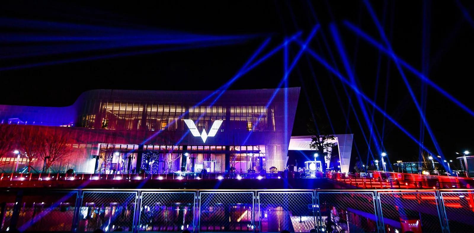 当大玩具“GB”与足球不期而遇