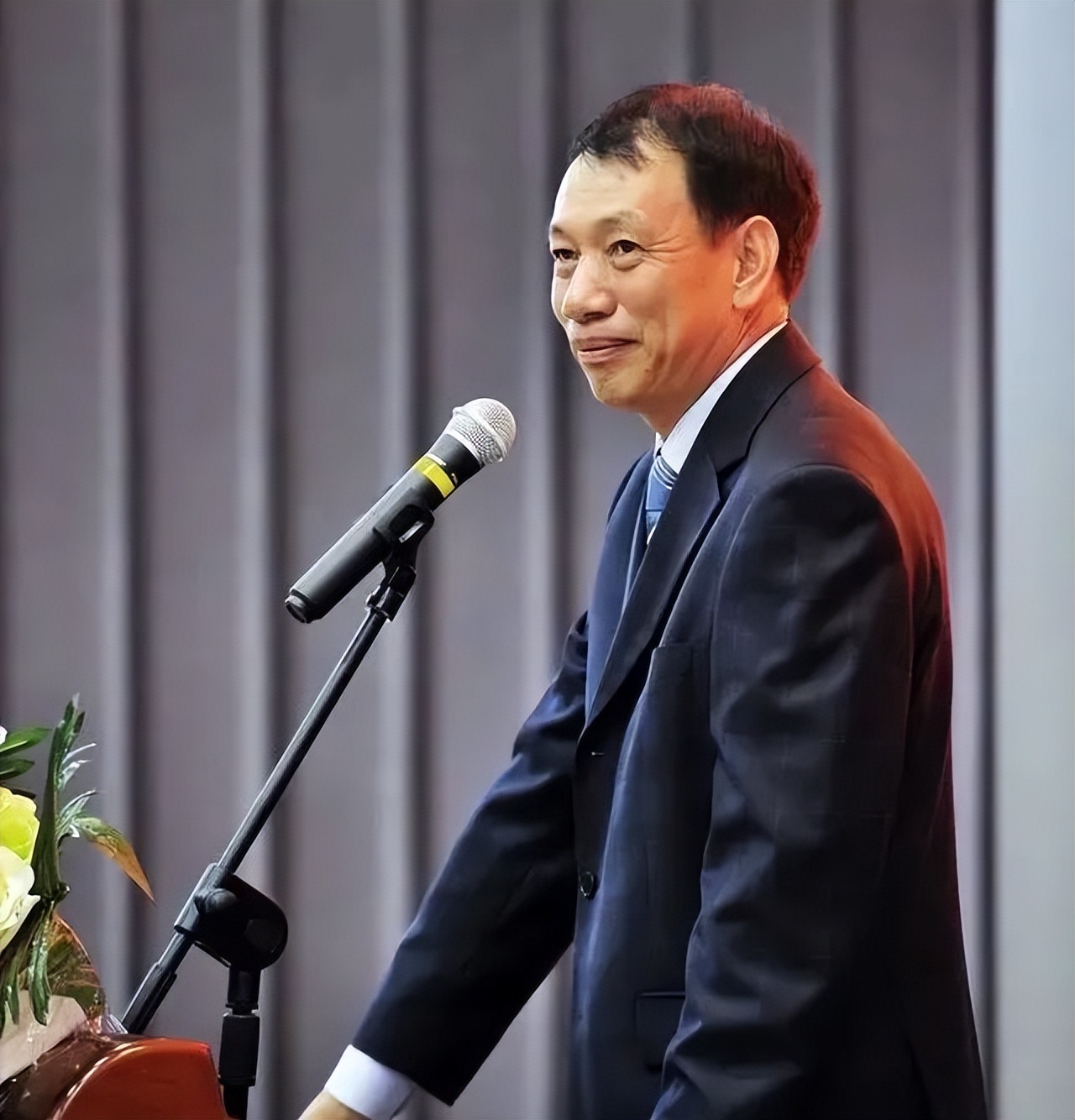 他小学没毕业，花10亿把“打工皇帝”招至麾下，600亿身价还*税逃**