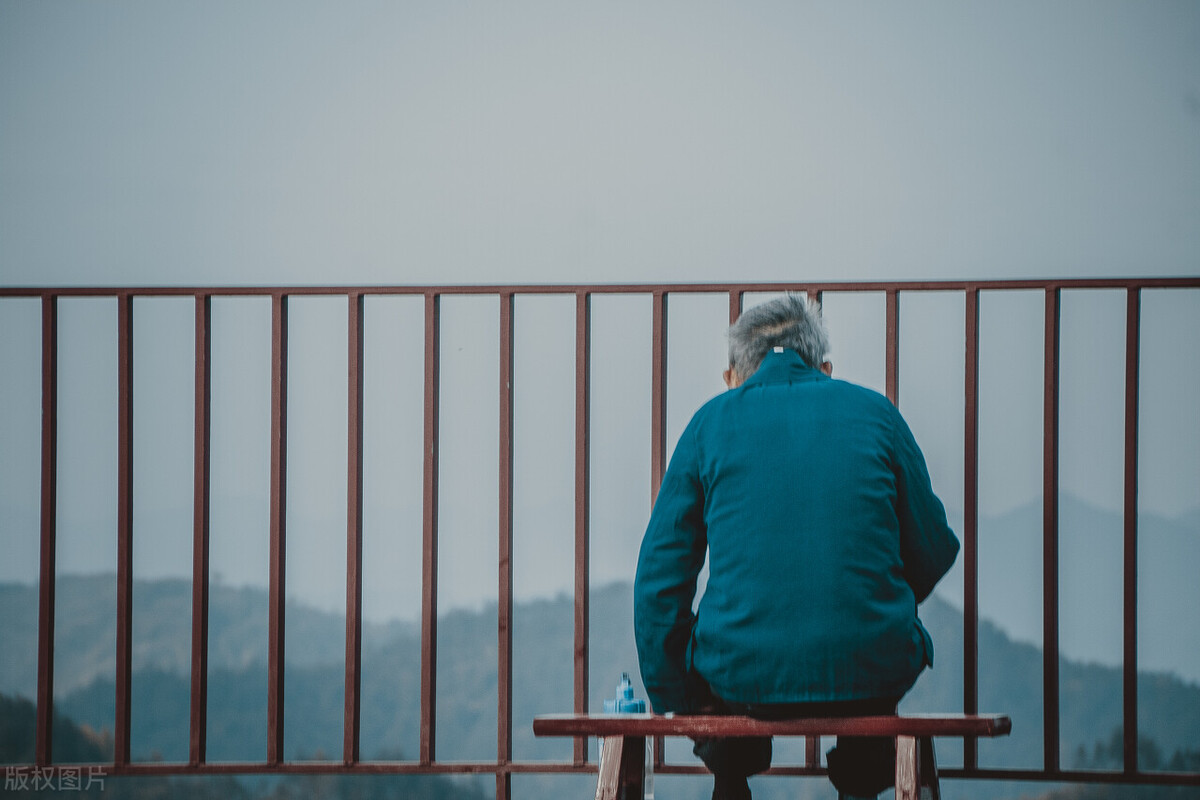 中年男人抱怨父母老婆该怎么安慰,中年爸爸的无奈