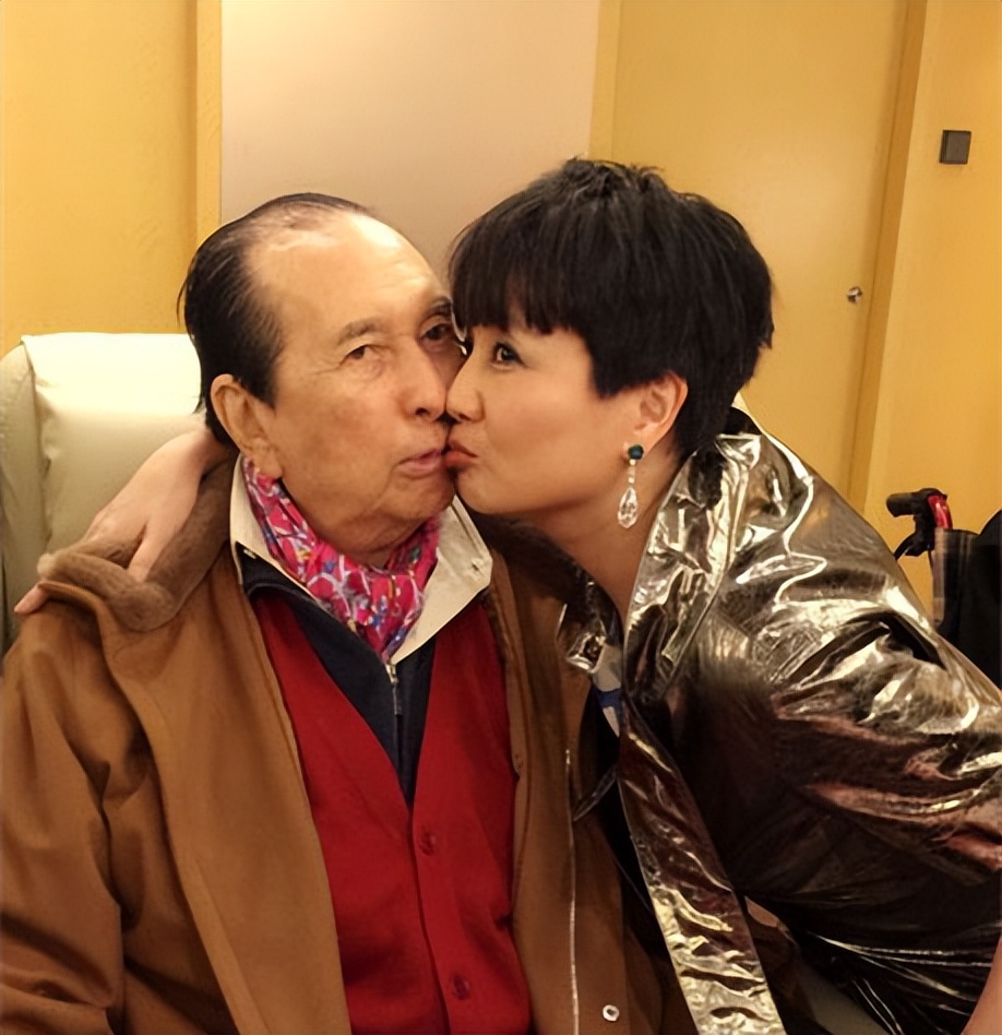 李嘉欣何超琼最近消息,何超琼梁安琪李嘉欣