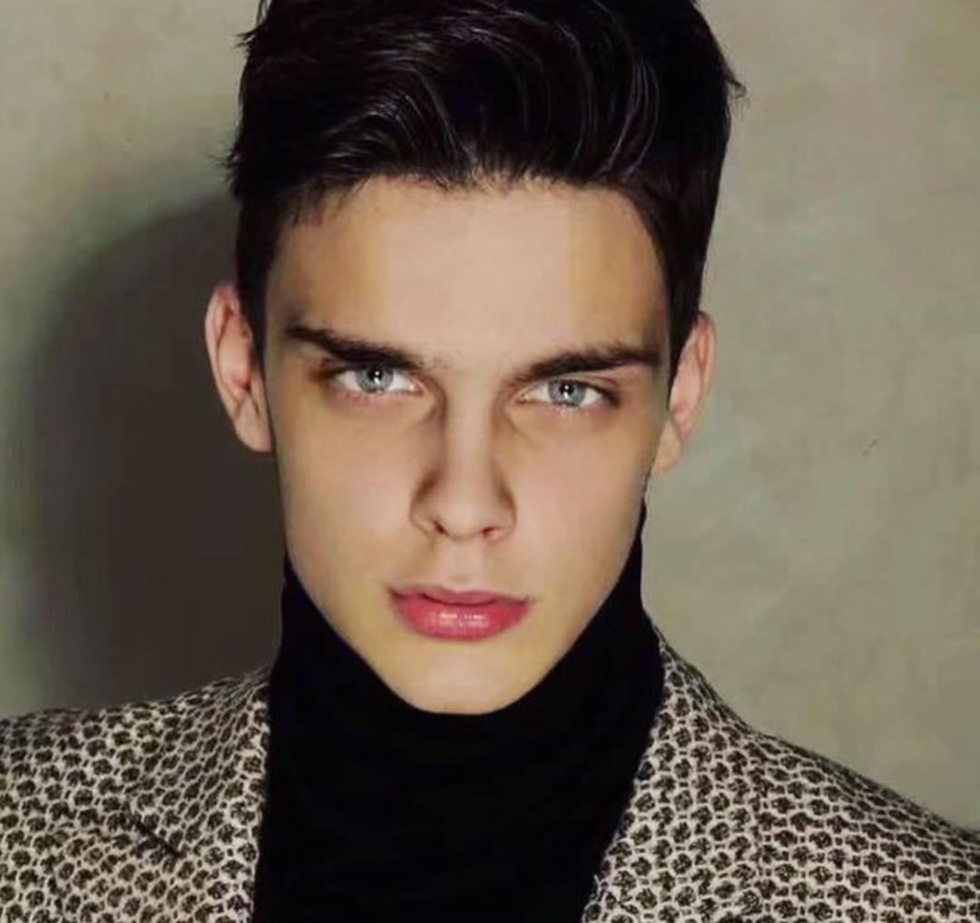 19岁男子骗年轻女孩,19岁中国男模