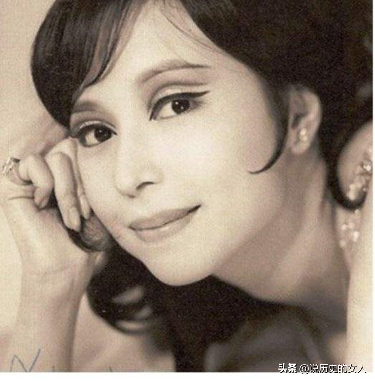 她：亚洲第一*星艳**，全裸出镜，当过间谍，后成中国卫星导航之母