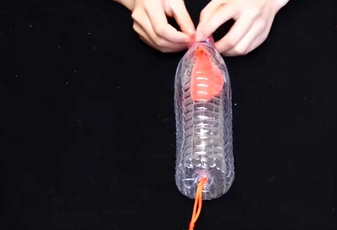 塑料瓶开一个小孔放入一个气球,塑料瓶里面套个气球