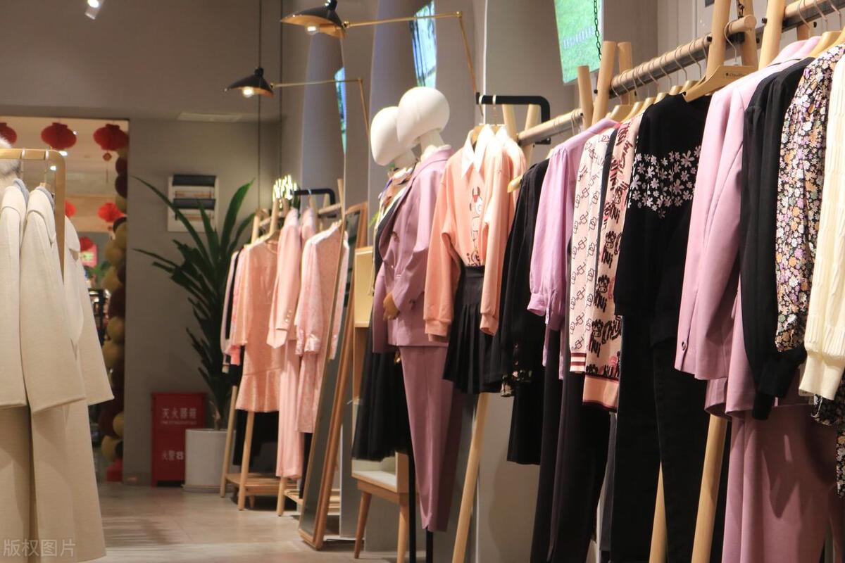 新手开服装店加盟还是自营,服装加盟店的盈利模式和方案