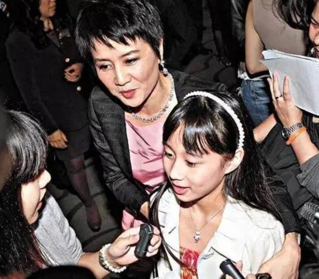 梁安琪何超欣逛街,梁安琪何超欣豪宅