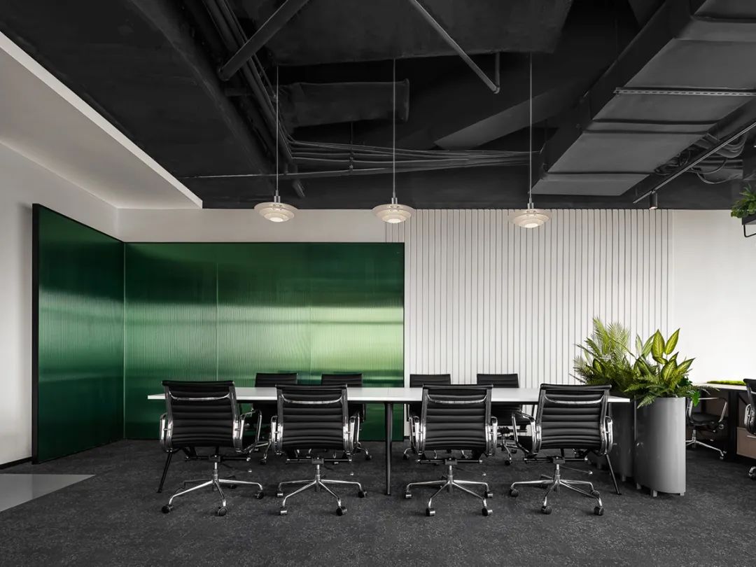 “打翻了”调色盘设计的办公室原来长这样！