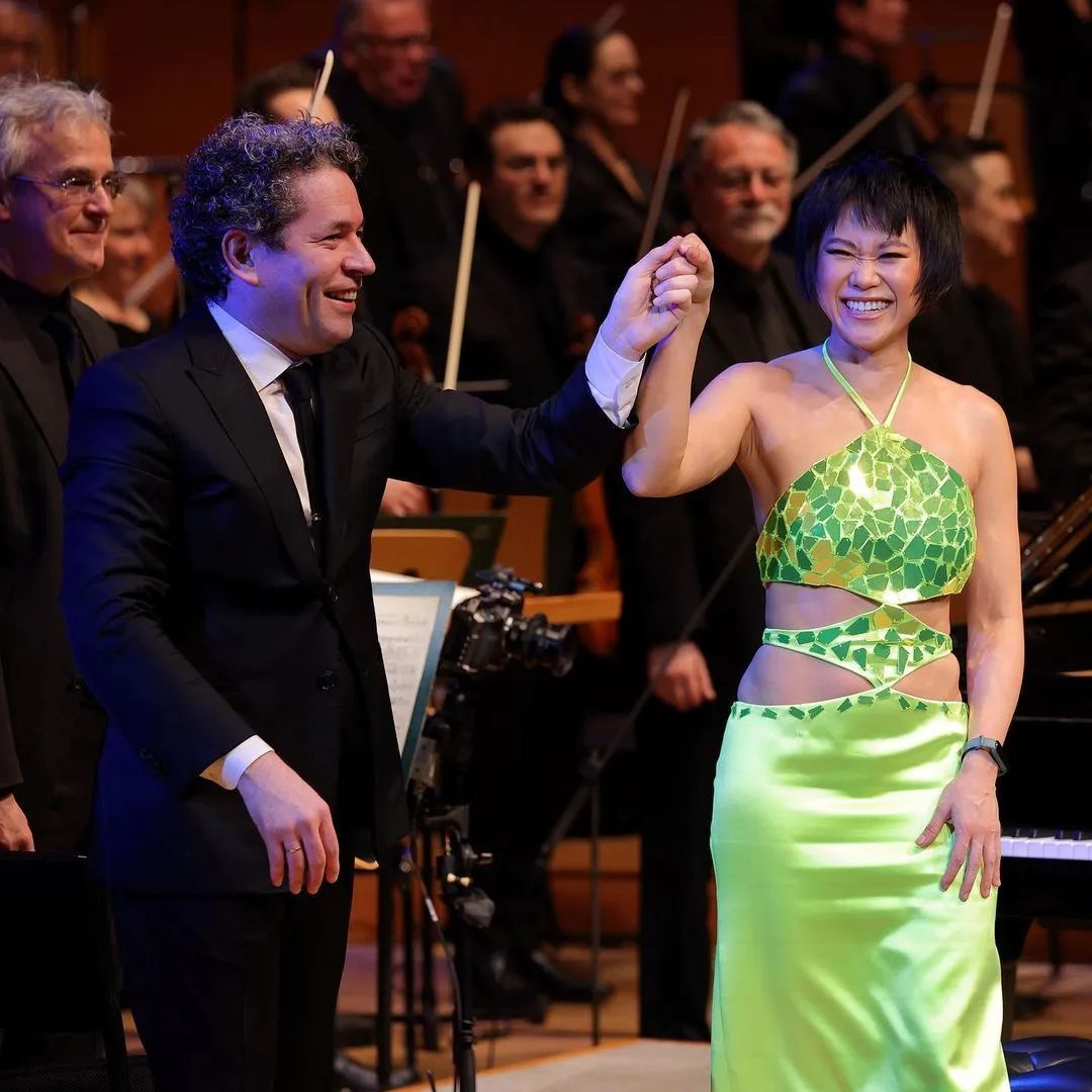 她穿紧身超短裙被骂18禁，手指狂飙4小时后，却让指挥家当场跪拜