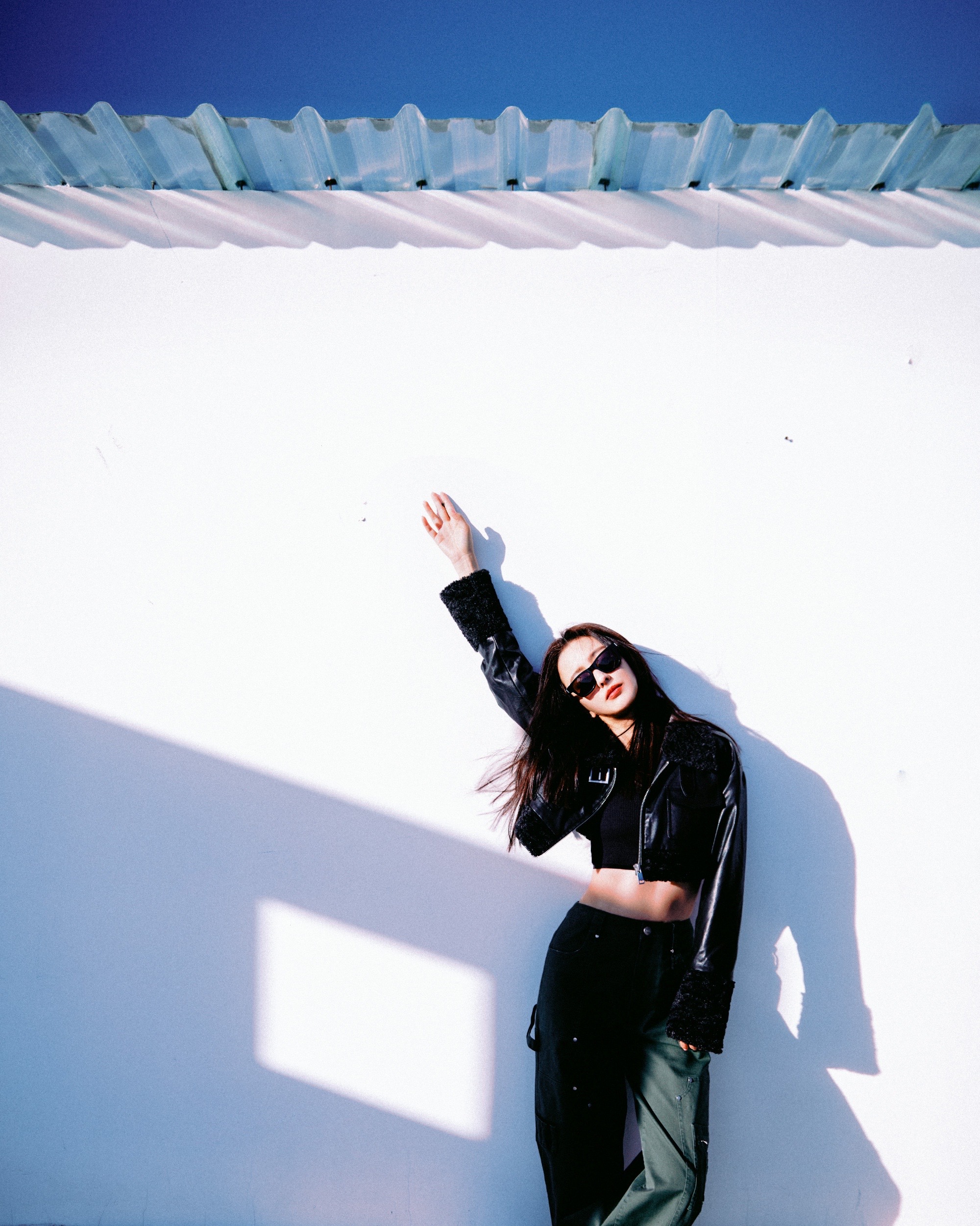 佟丽娅离婚后风格大变，穿超短皮衣秀“马甲线”，戴墨镜又飒又美