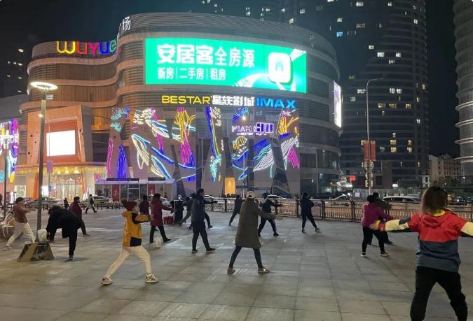 疫情肆虐，身处“风暴中心”的青岛人，是怎样生活的呢？