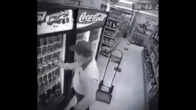 100个难得一见照片，砍伐巨树，运输军舰的巨轮，治疗风湿病的熊