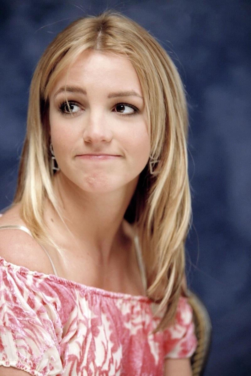 布兰妮被父亲虐待13年,布兰妮被亲生父亲控制了吗